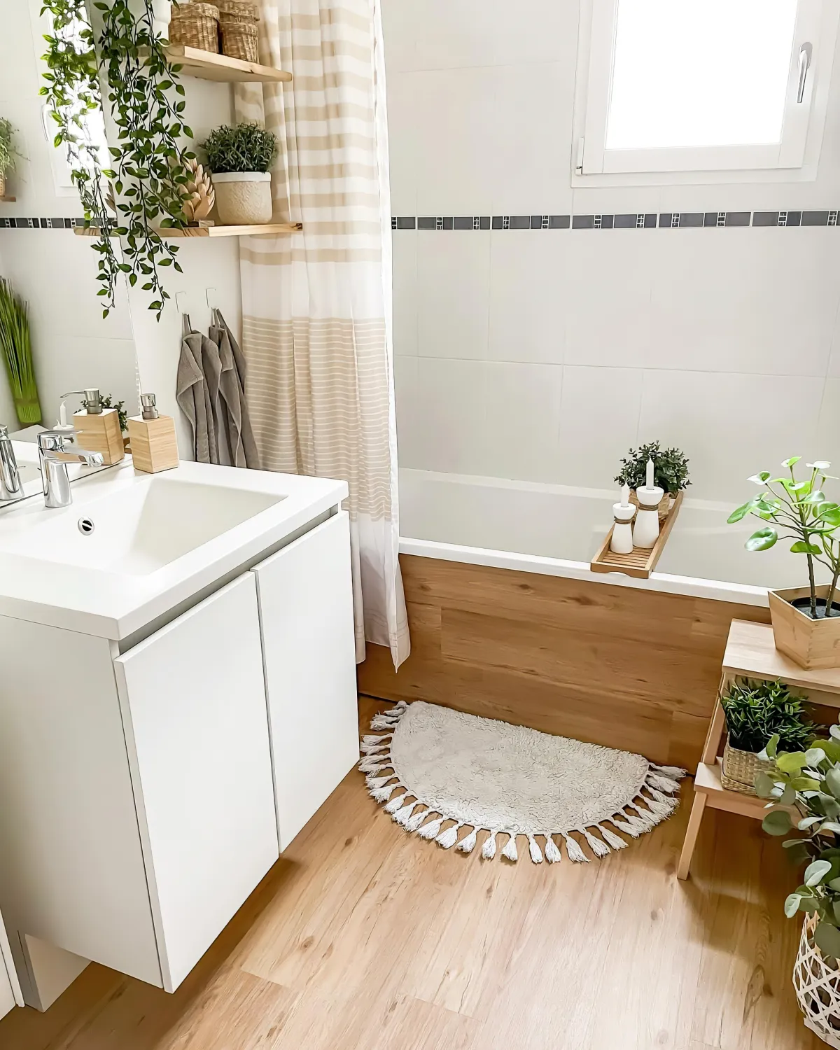 salle de bain zen en blanc et bois tapis blanc sol en bois