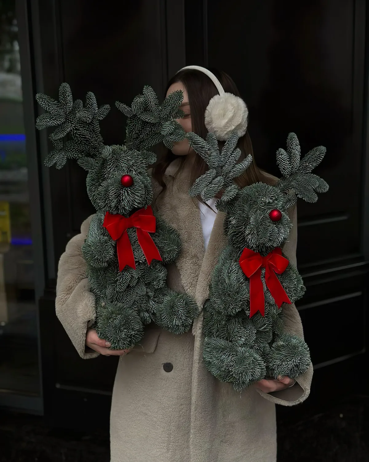 sapin noel en forme de renne ruban noeud rouge manteau beige fond d еcran noel cute