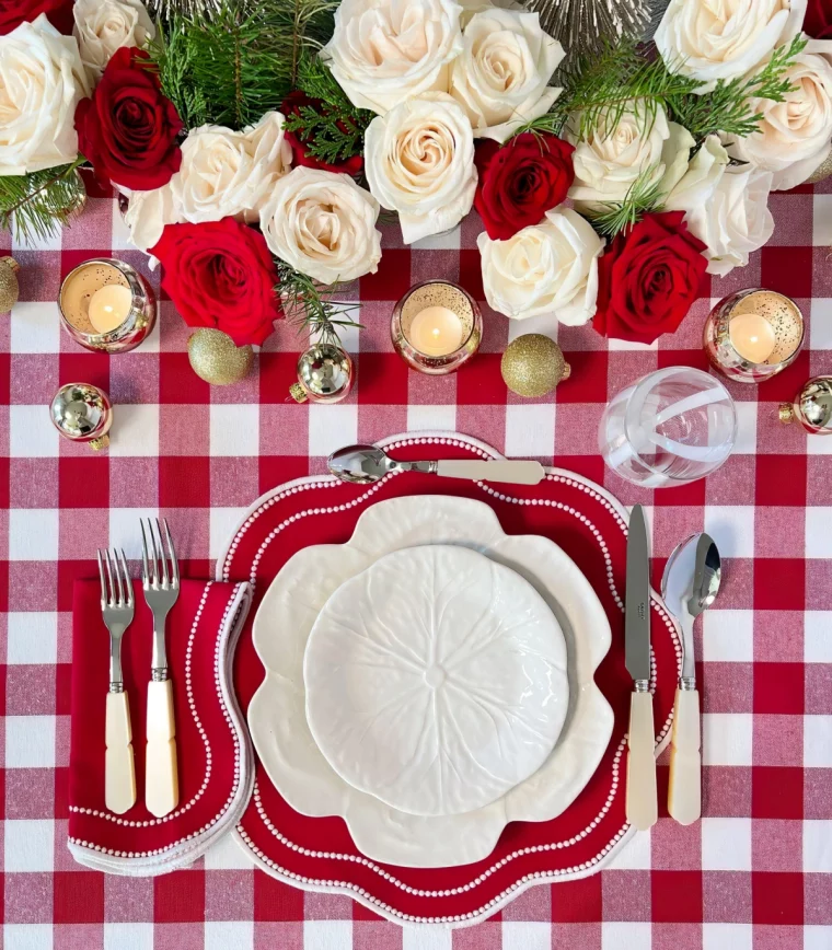 table de noel rouge et blanc carreaux nappe rouge et blanc composition florale roses