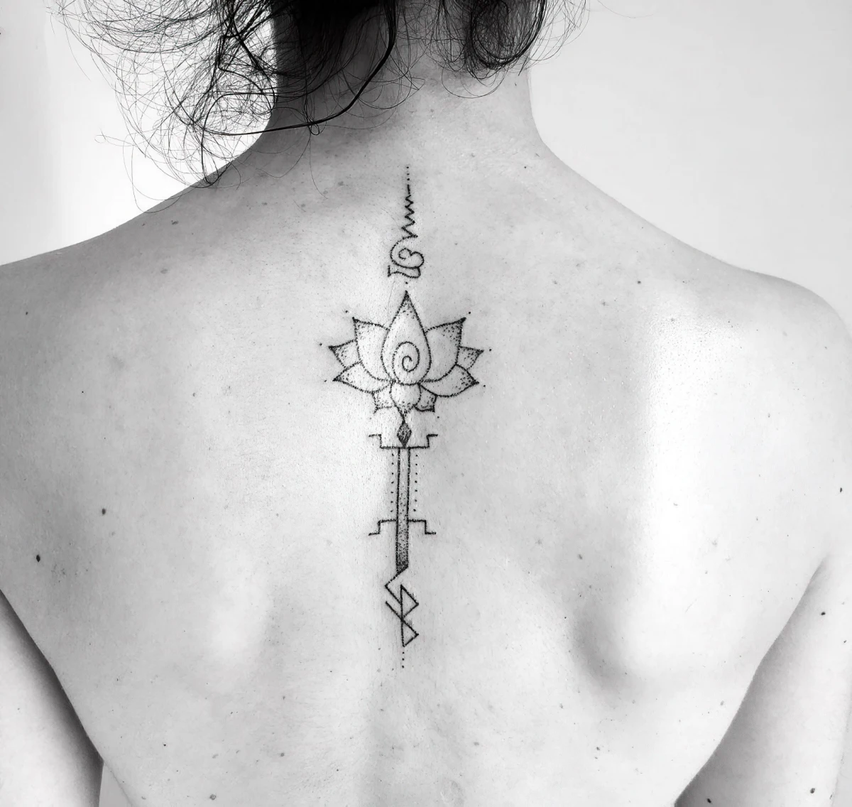 tatouage energentique dos symboles