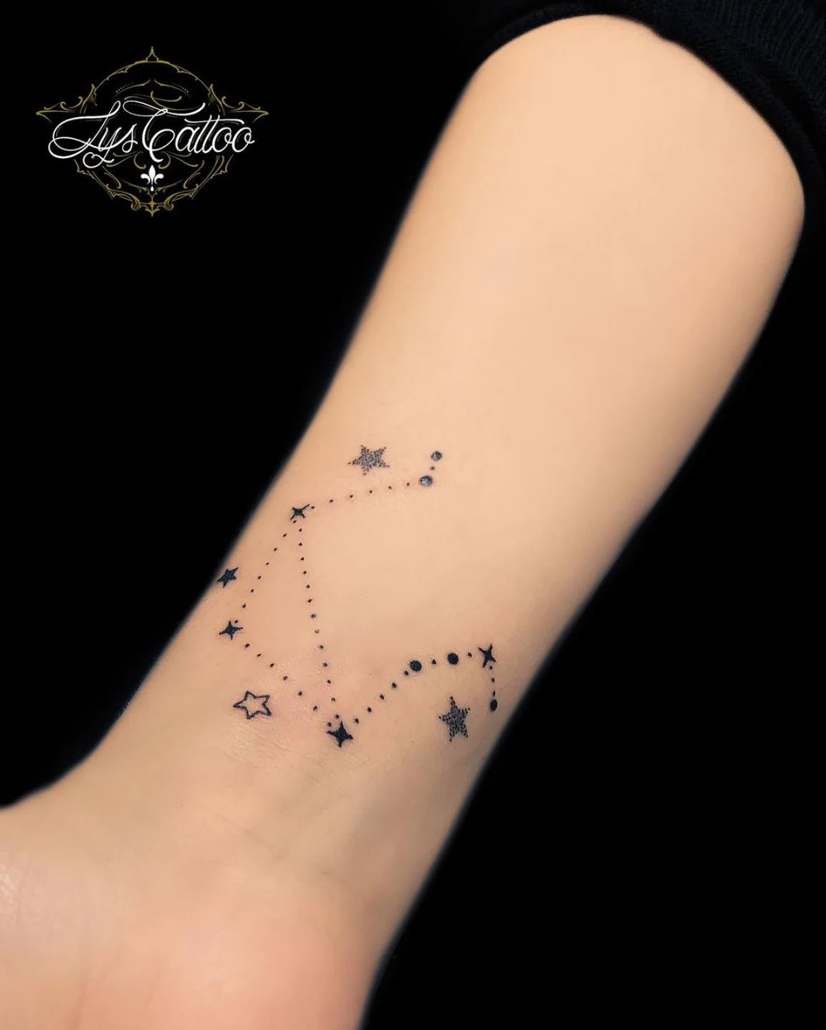 tatouage femme constellation sur l avant bras