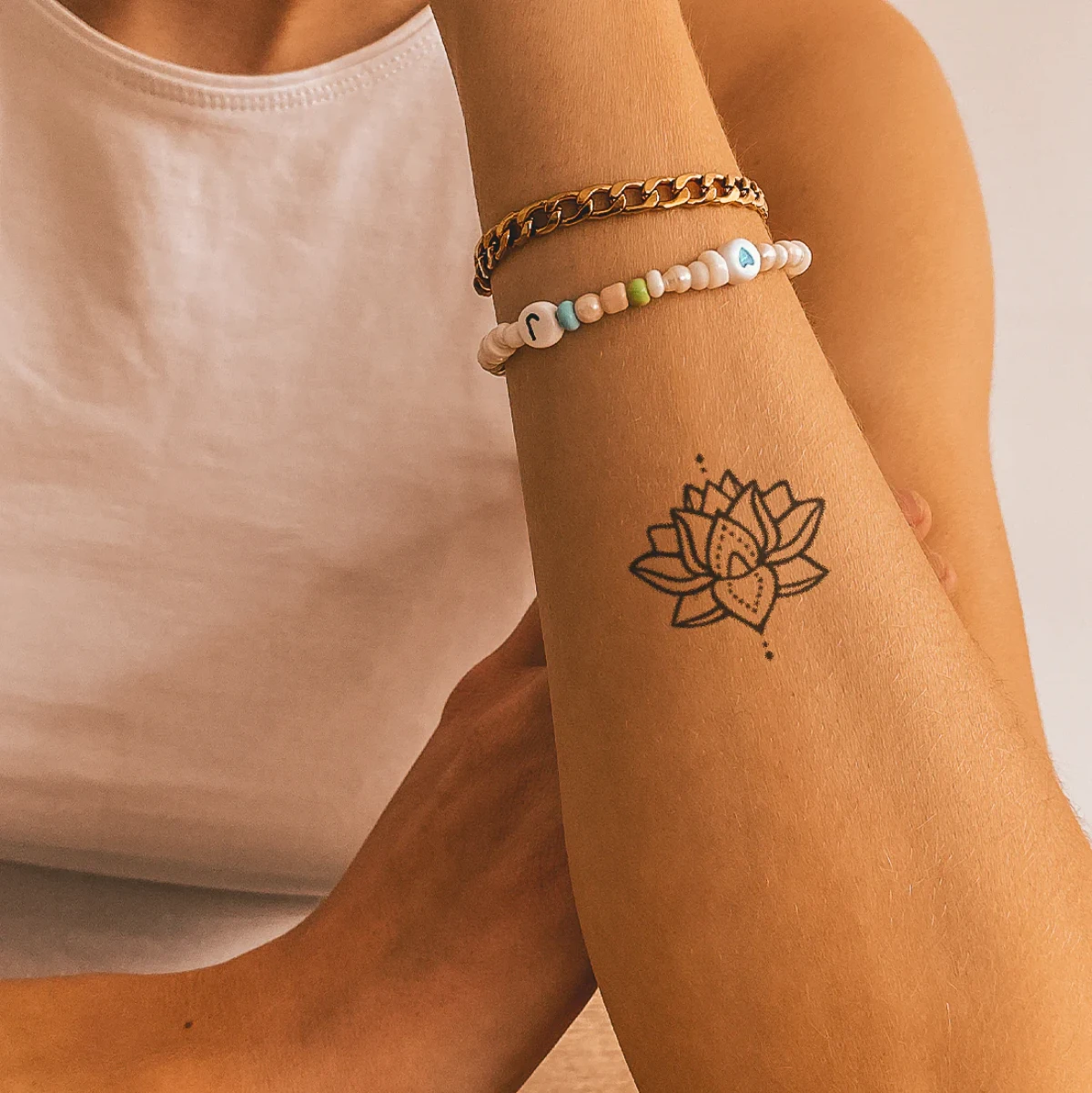 tatouage femme petit mandala main avec des bracelets