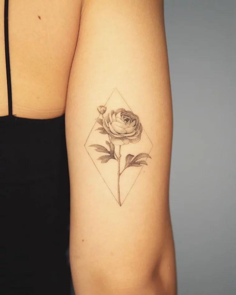 tatouage femme rose bras