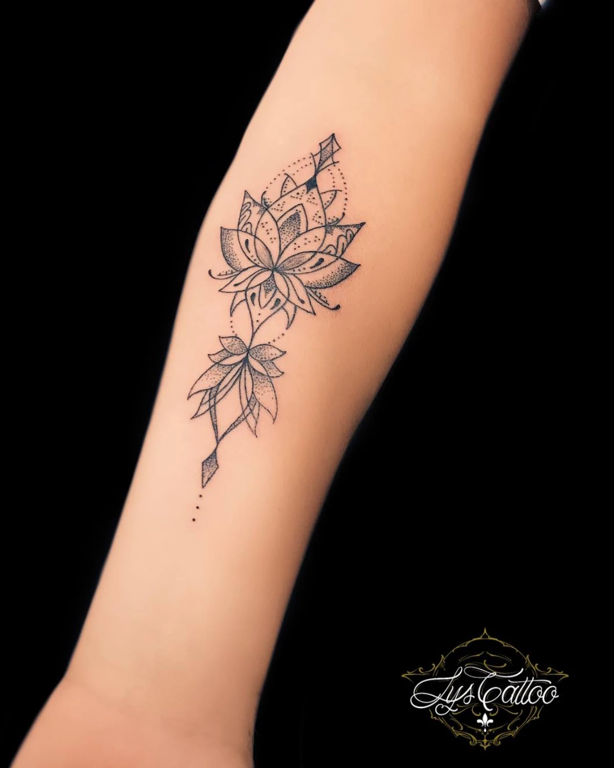 tatouage spirituel petit femme fleur de lotus