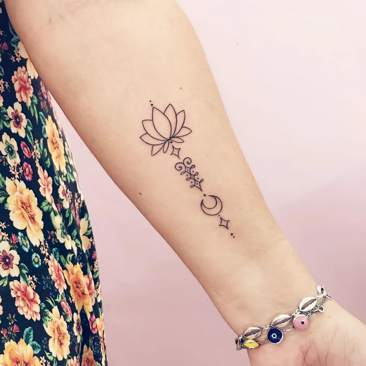 tatouage unanome femme robe fleurie braceltes