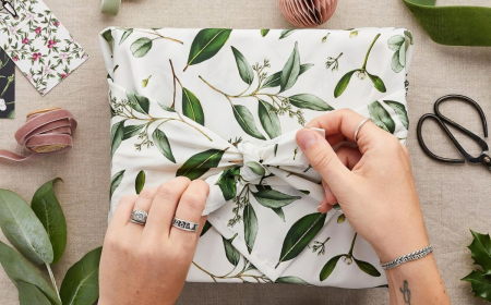 tissu blanc a motifs feuilles vertes fournitures emballage feuilles vertes ciseaux