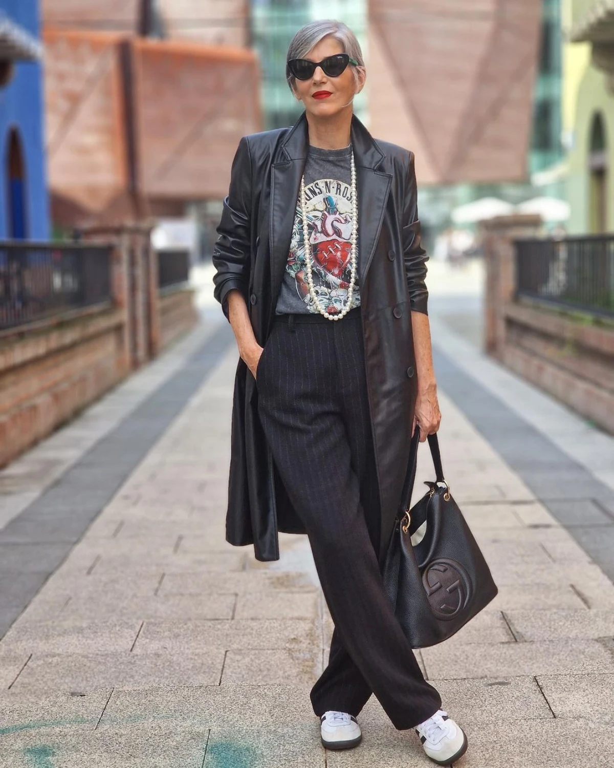 total look noir mode femme 50 ans rue pantalon et veste en cuir