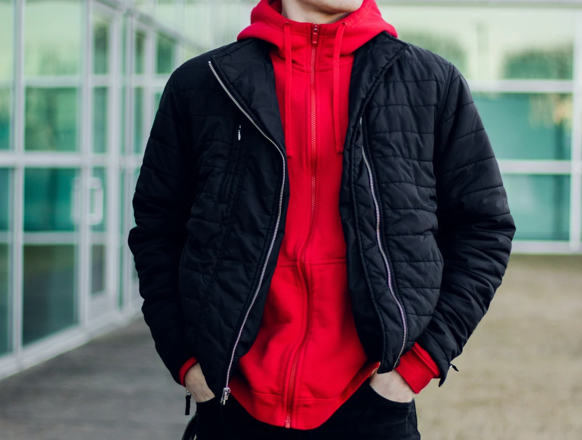 veste duvet matelasse noire sweatshirt hoodie rouge avec capuche