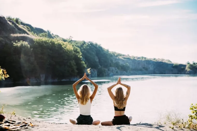 yoga meditation sur plage sable eau mer montagne foret arbres serenite