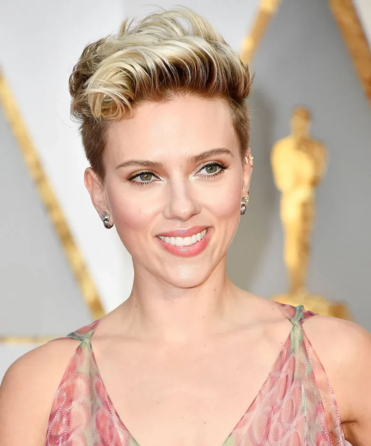 est ce que les cheveux courts vont à tout le monde scarlett johanson