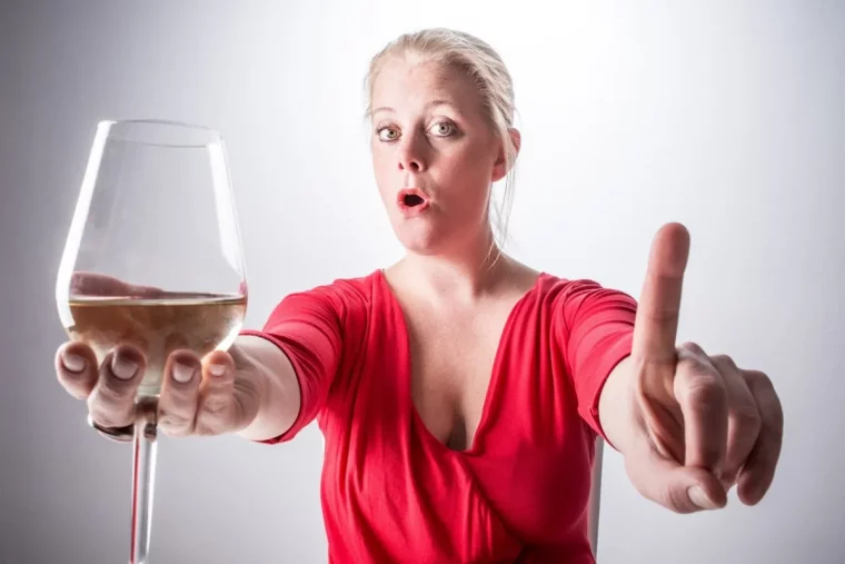 quel aliment purifie le corps femme enrouge avec verre devin