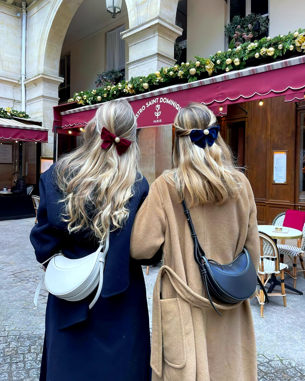 accessoires de cheveux super tendance 2024 filles blondes dans la rue