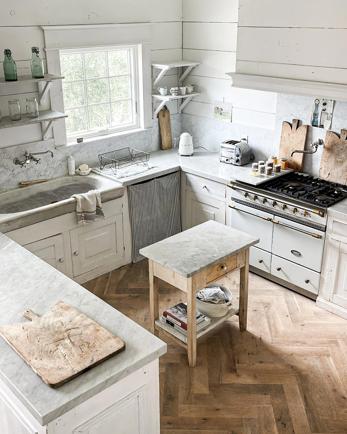 agencement cuisine en u parquet bois meubles blancs surface plan travail marbre gris
