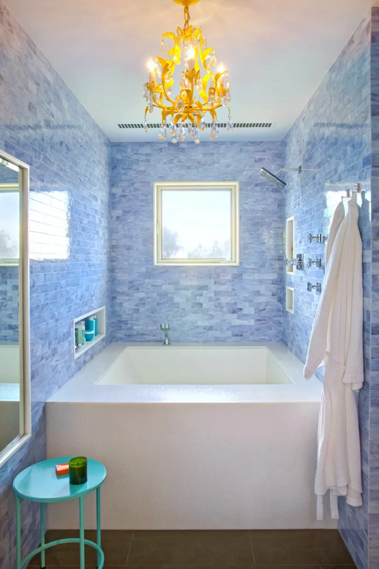 astuces pour une petite salle de bain murs bleus