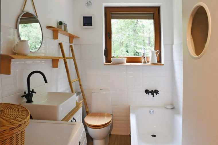 astuces rangement pour petite salle de bain echelle en bois