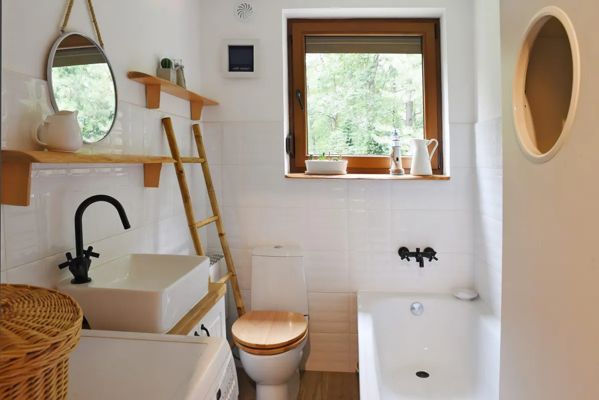 astuces rangement pour petite salle de bain echelle en bois