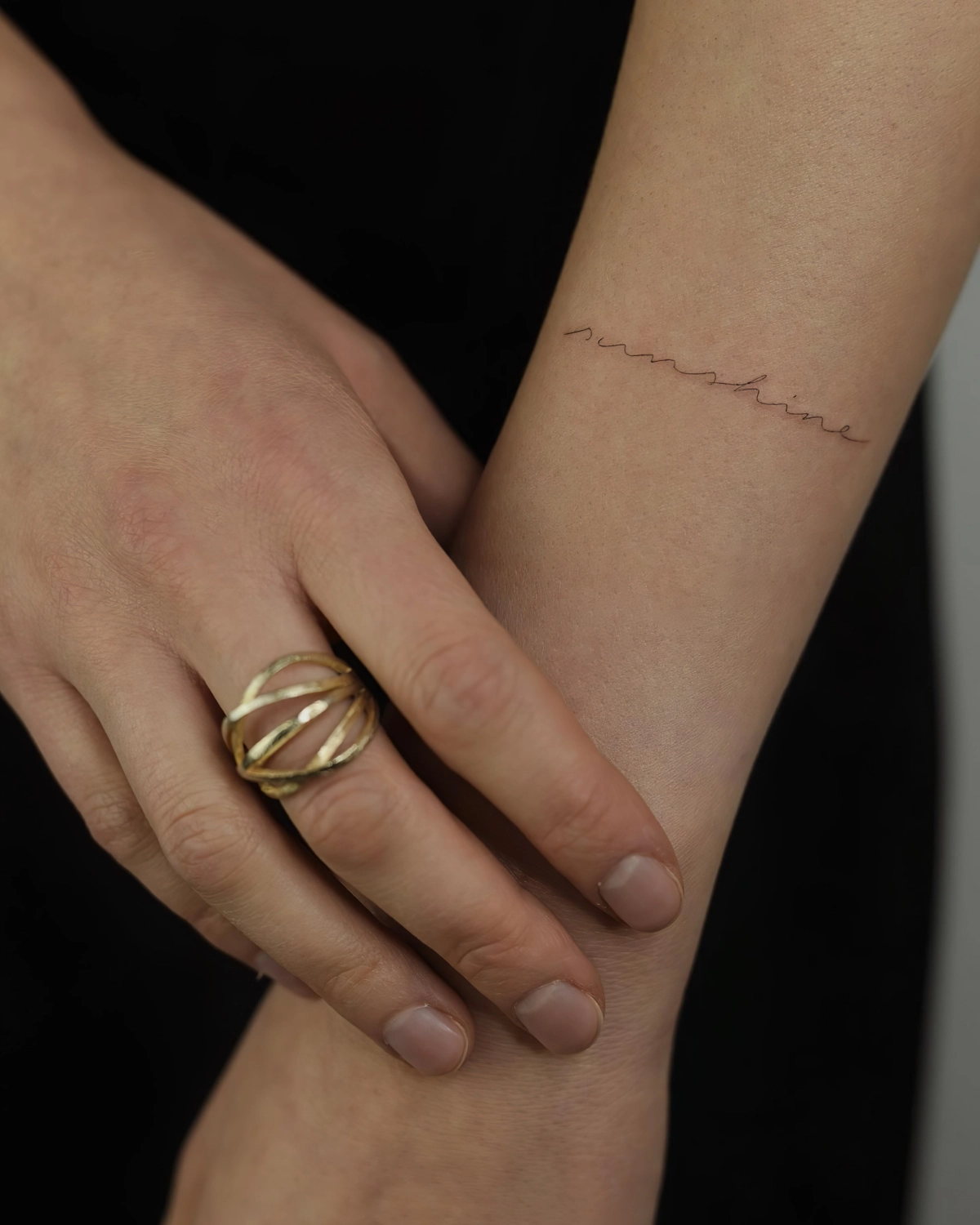 bague or mains tatouage poignet femme lettre minimaliste police