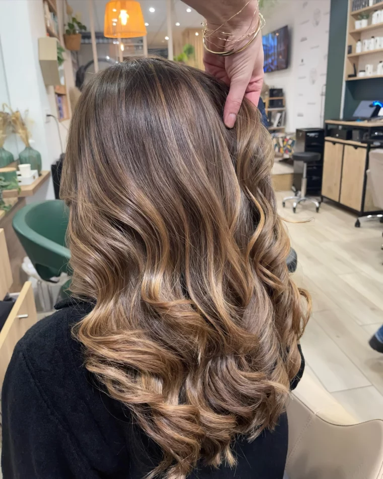 balayage cacao chaud salon reflet blond coiffure ondulation racines chatain fonce