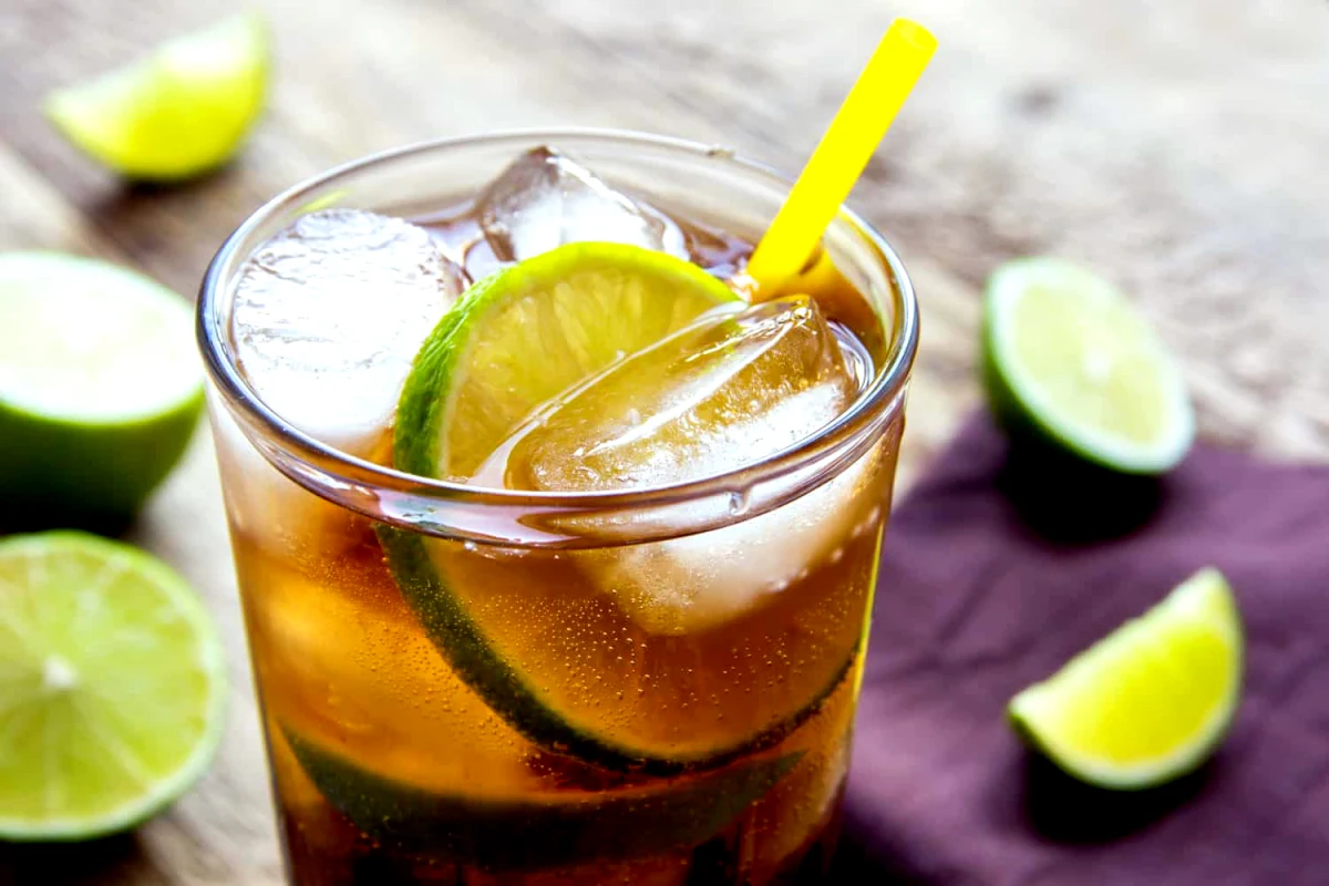 boire du coca cola pour digerer verre transparent glacons citron