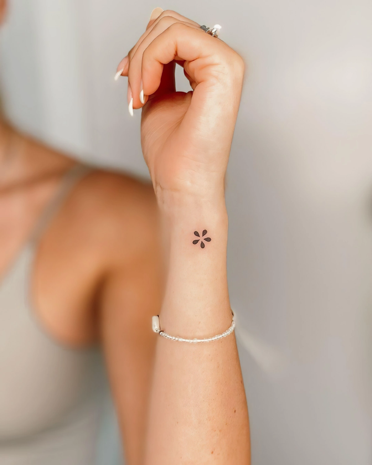 bracelet blanc bague argent manucure french classique formes ongles tatto fleur