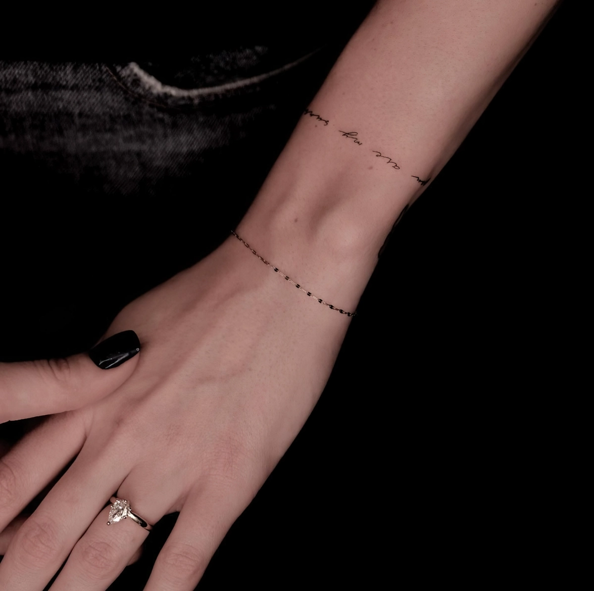 bracelet perles noires tatouage poignet femme bague manucure vernis noir