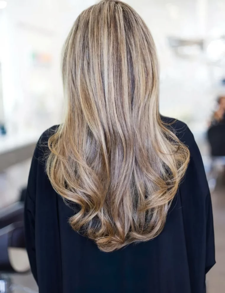 cacher les cheveux blancs avec un balayage blond