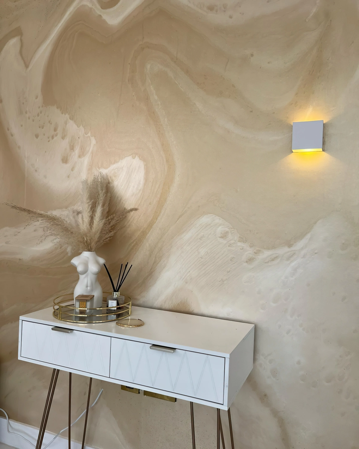 chambre cocooning beige et blanc meuble moderne vase silhouette femme