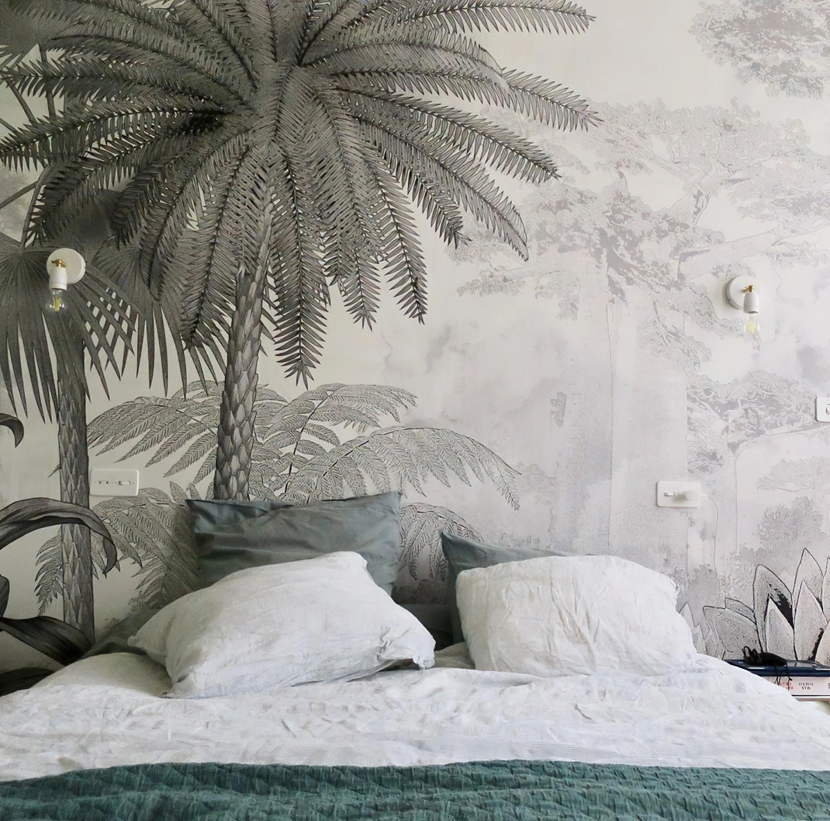 chambre grise cocooning papier peint motif jungle blanc et gris palmier gros