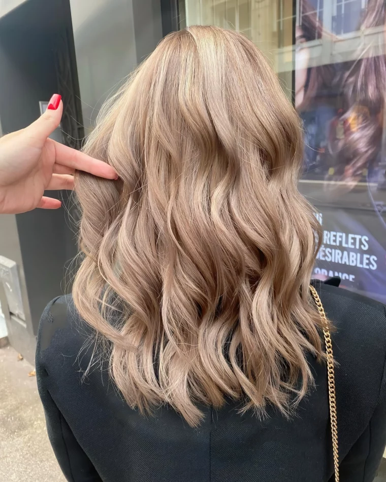 cheveux longs boucles manteau noir femme couleur blond cacao sur blonde