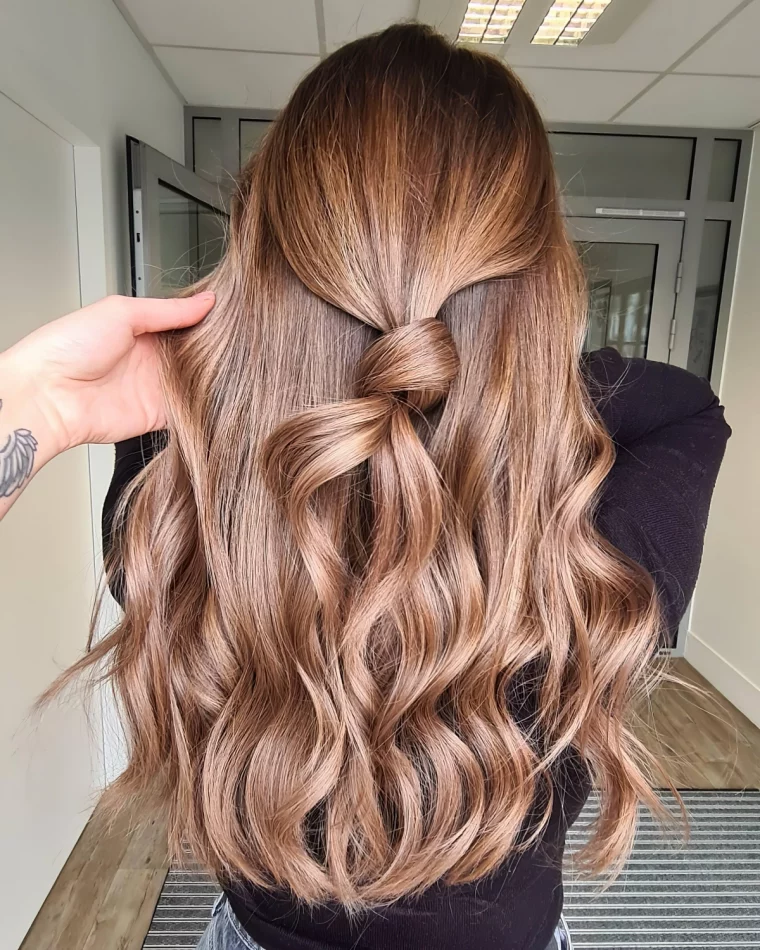 cheveux longs coloration tendance cheveux chatain patine reflets blond cacao