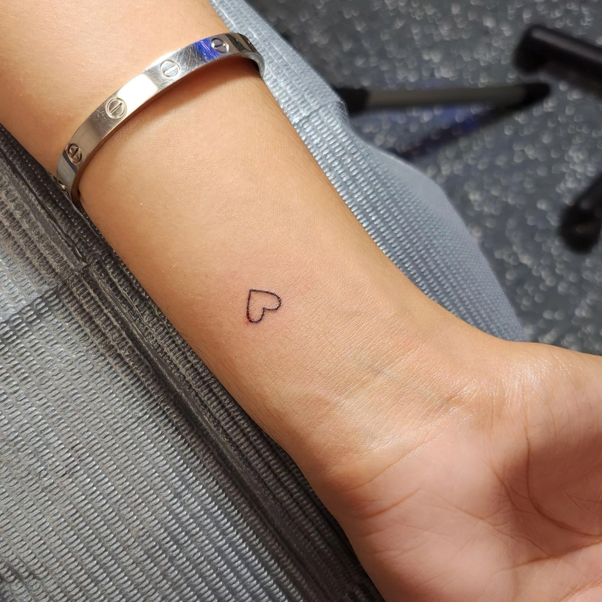 coeur poignet petit tatouage femme bracelet argent main femme art
