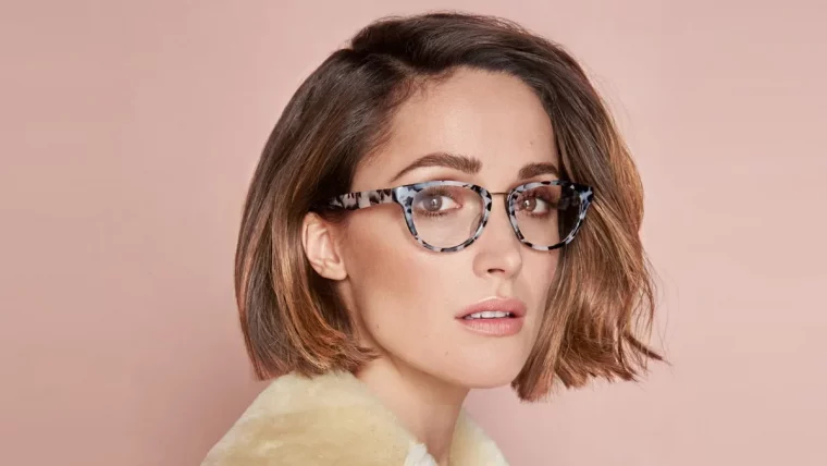 coiffure femme 50 ans avec lunettes shag