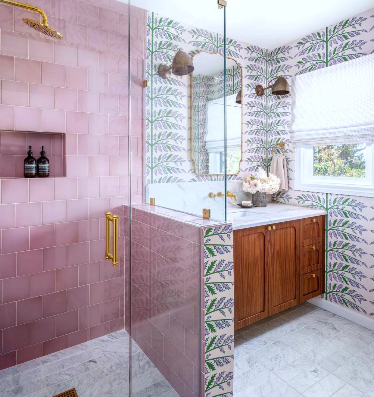 comment amenager une petite salle de bain couleur rose et bois