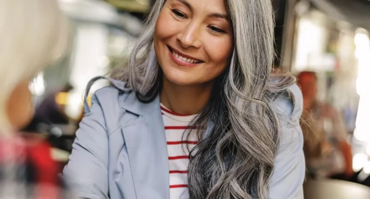 comment mettre en valeur ses cheveux gris