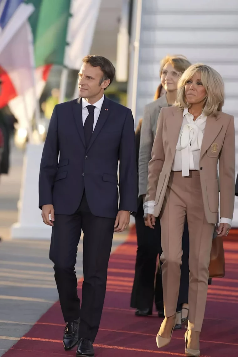 comment porter le beige a 60 ans brigitte et emanuel macron