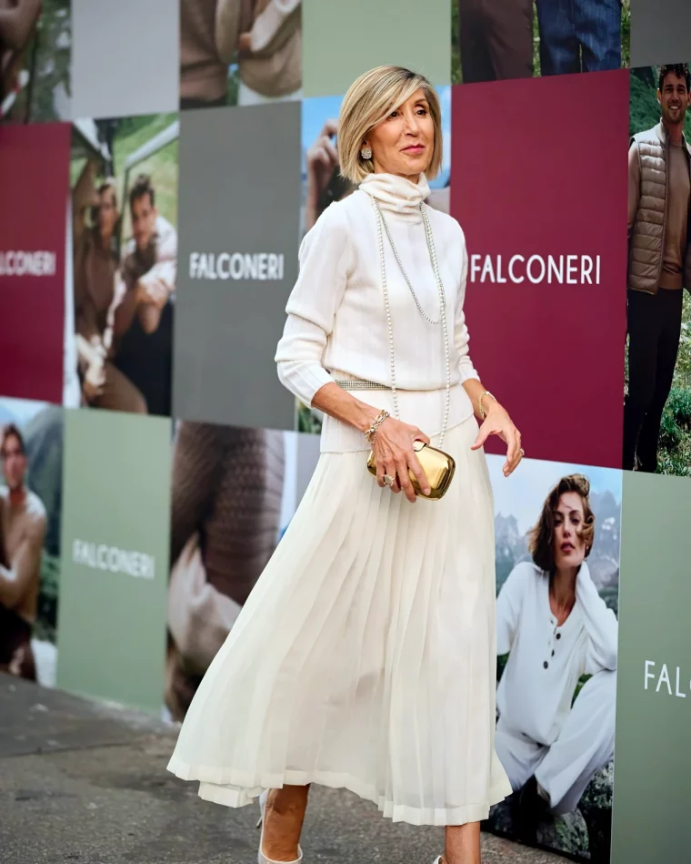 comment porter une jupe longue plissee apres 50 ans total look blanc