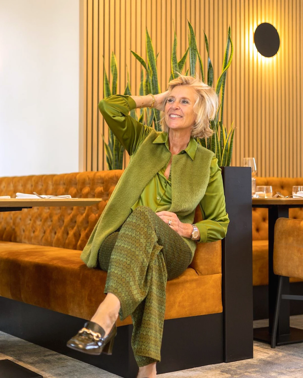 comment s habiller a 60 ans mode femme tenue total look vert