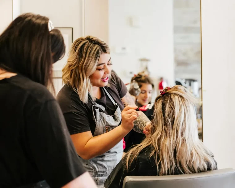 comment se faire faire des meches de couleur sur cheveux blancs