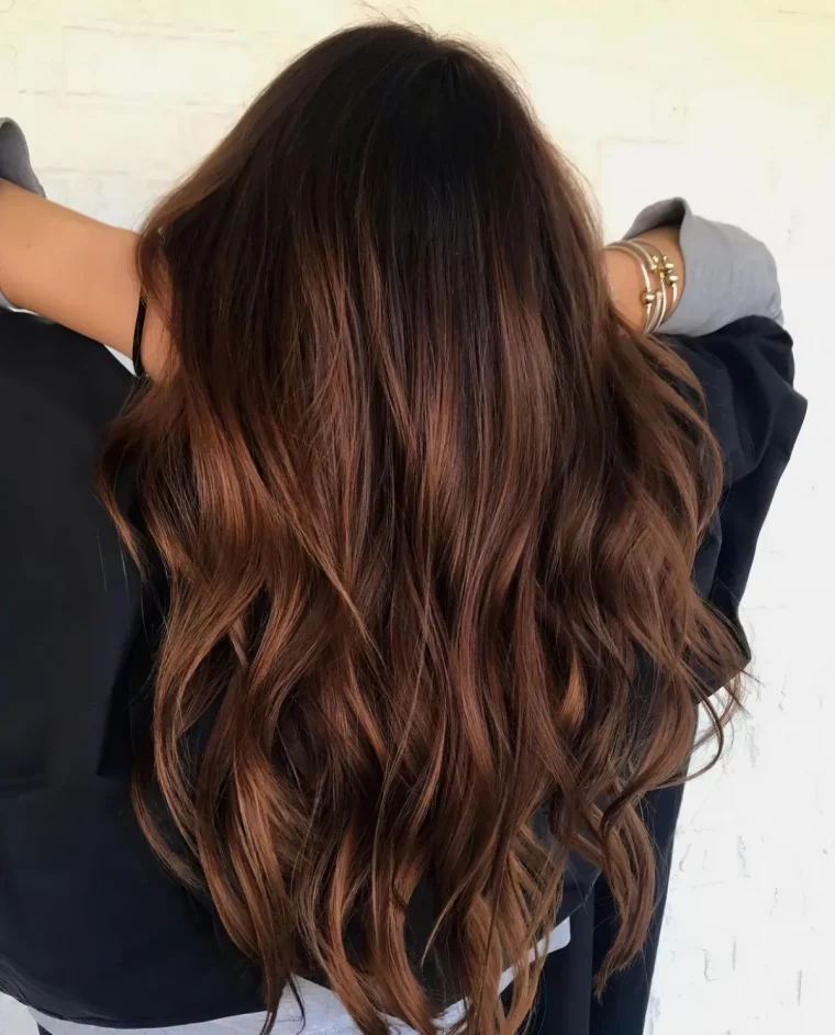 couleur de cheveux noisette caramel tendance 2024