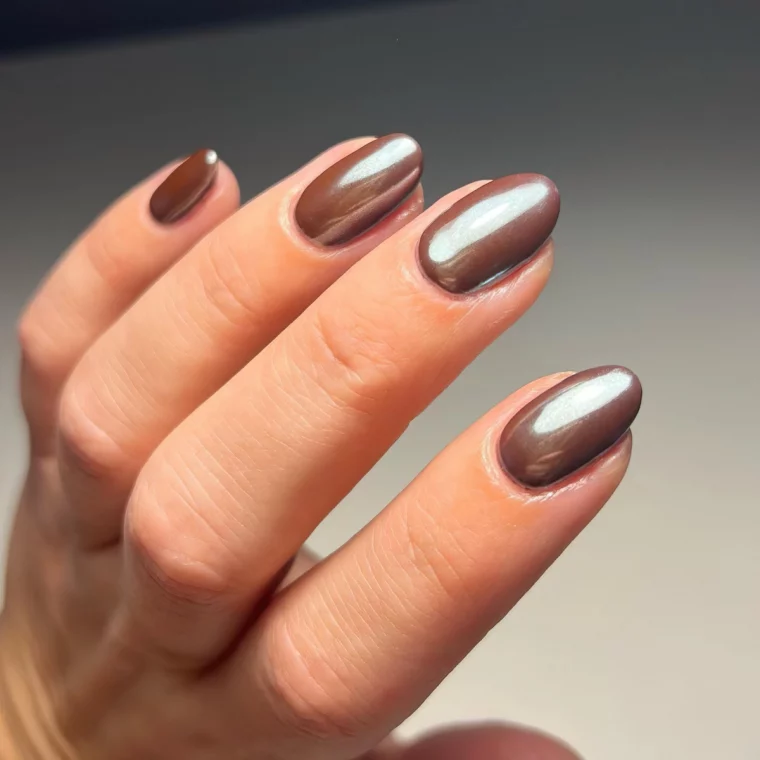 couleur marron chocolat vernis ongle effet miroir manucure perle