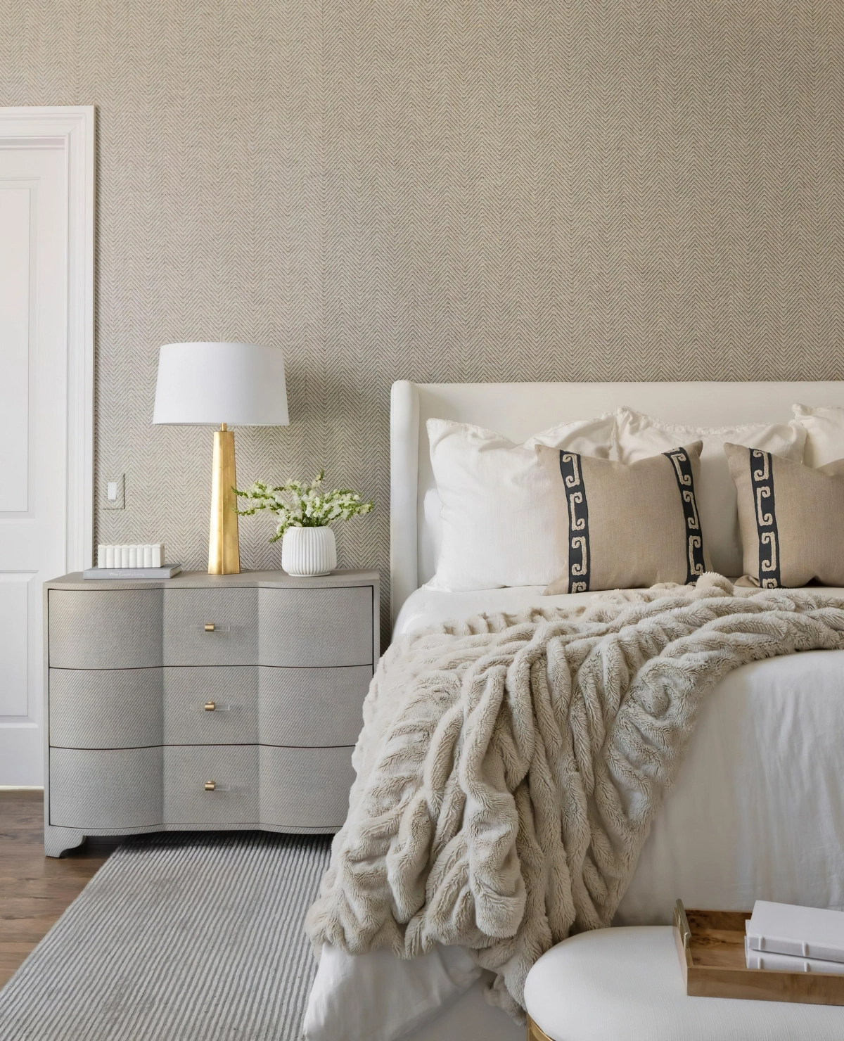 couleur mur taupe tete de lit beige plaid table chev et gris lampe or et blanc