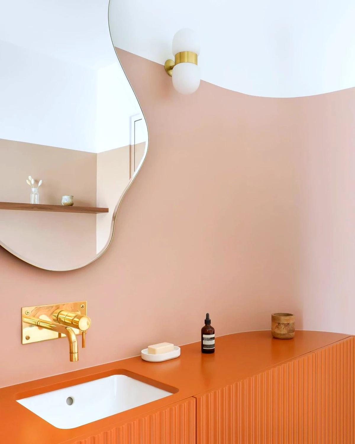 couleurs petite salle de bain beige et rose
