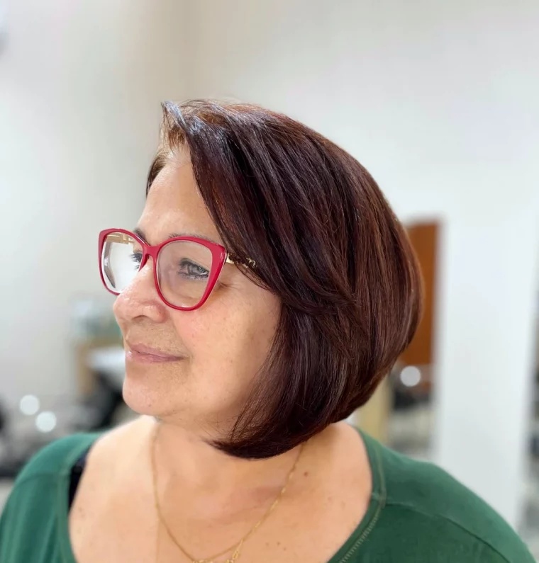coupe de cheveux femme 50 ans avec des lunettes montures rouges