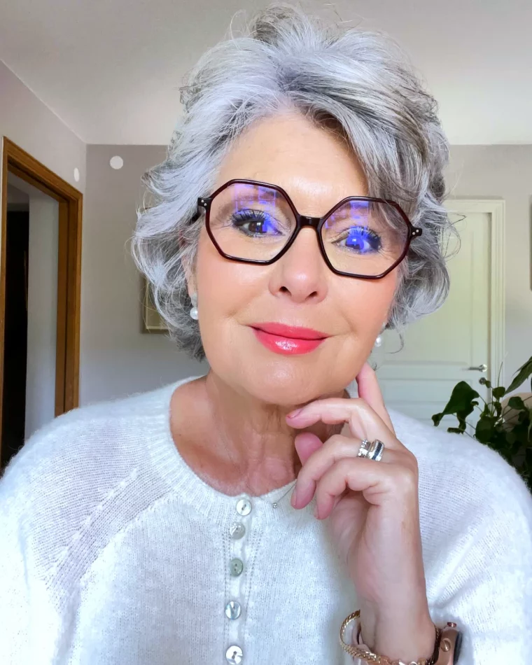 coupe de cheveux femme 50 ans avec lunettes cheveux epais gris