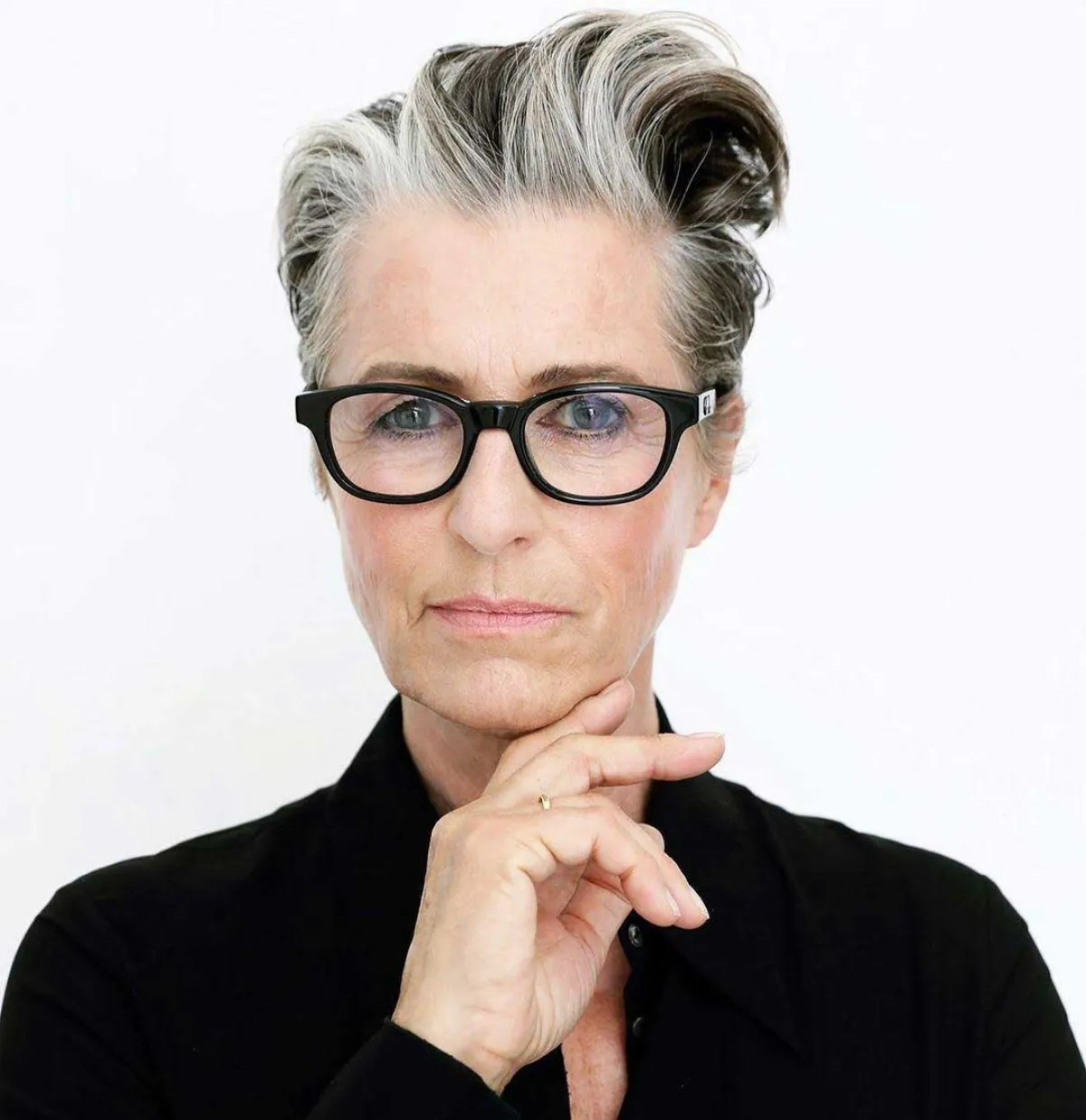 coupe de cheveux femme 50 ans avec lunettesfemme cheveux gris