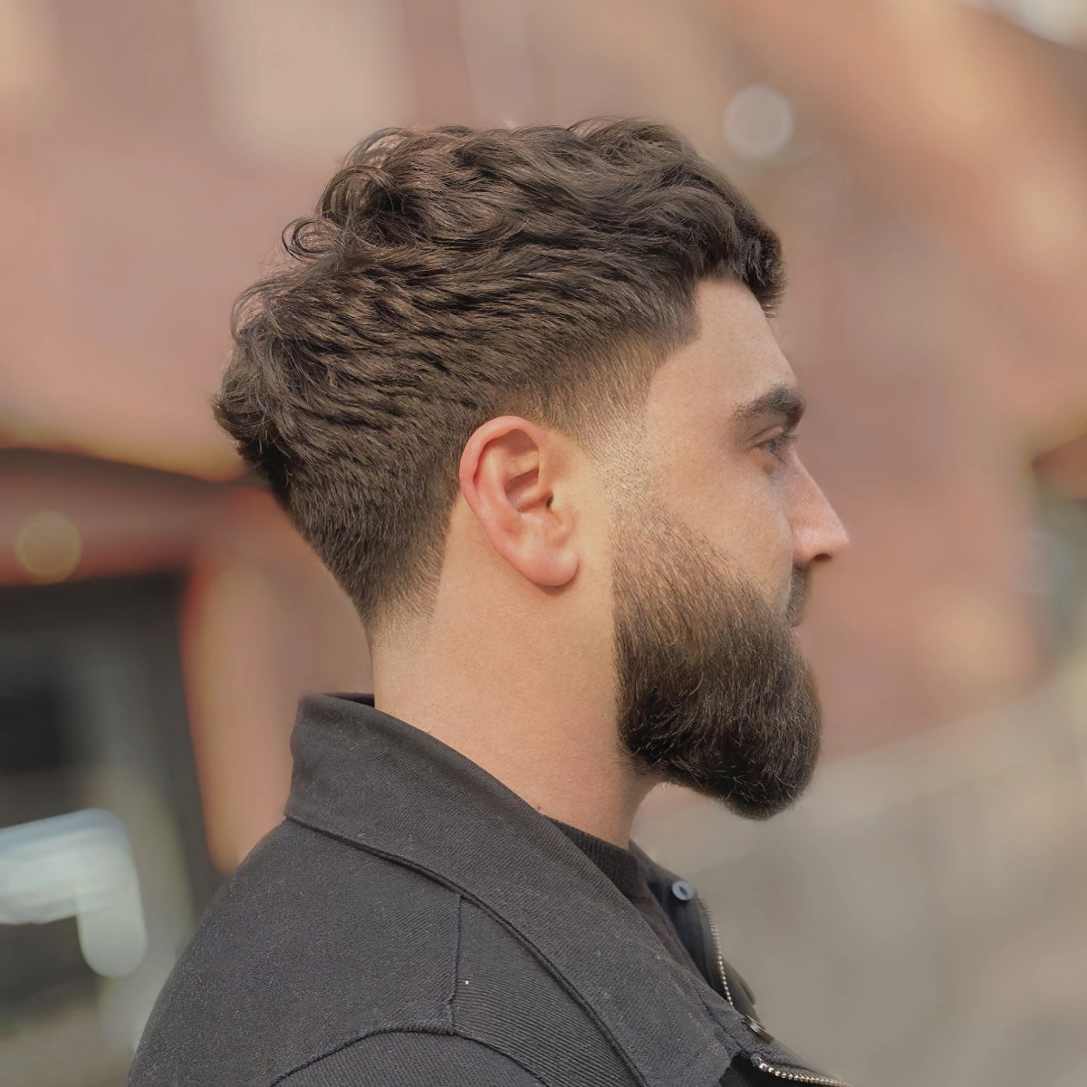 coupe de cheveux homme avec barbe taper degrade oreilles