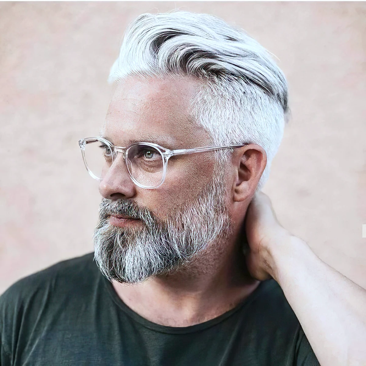 coupe de cheveux pour homme 50 ans cheveux gris lunettes