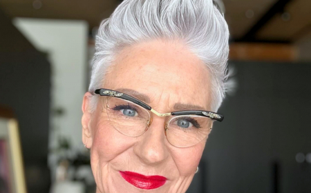 coupe pixie femme 60 ans cheveux blancs avec lunettes