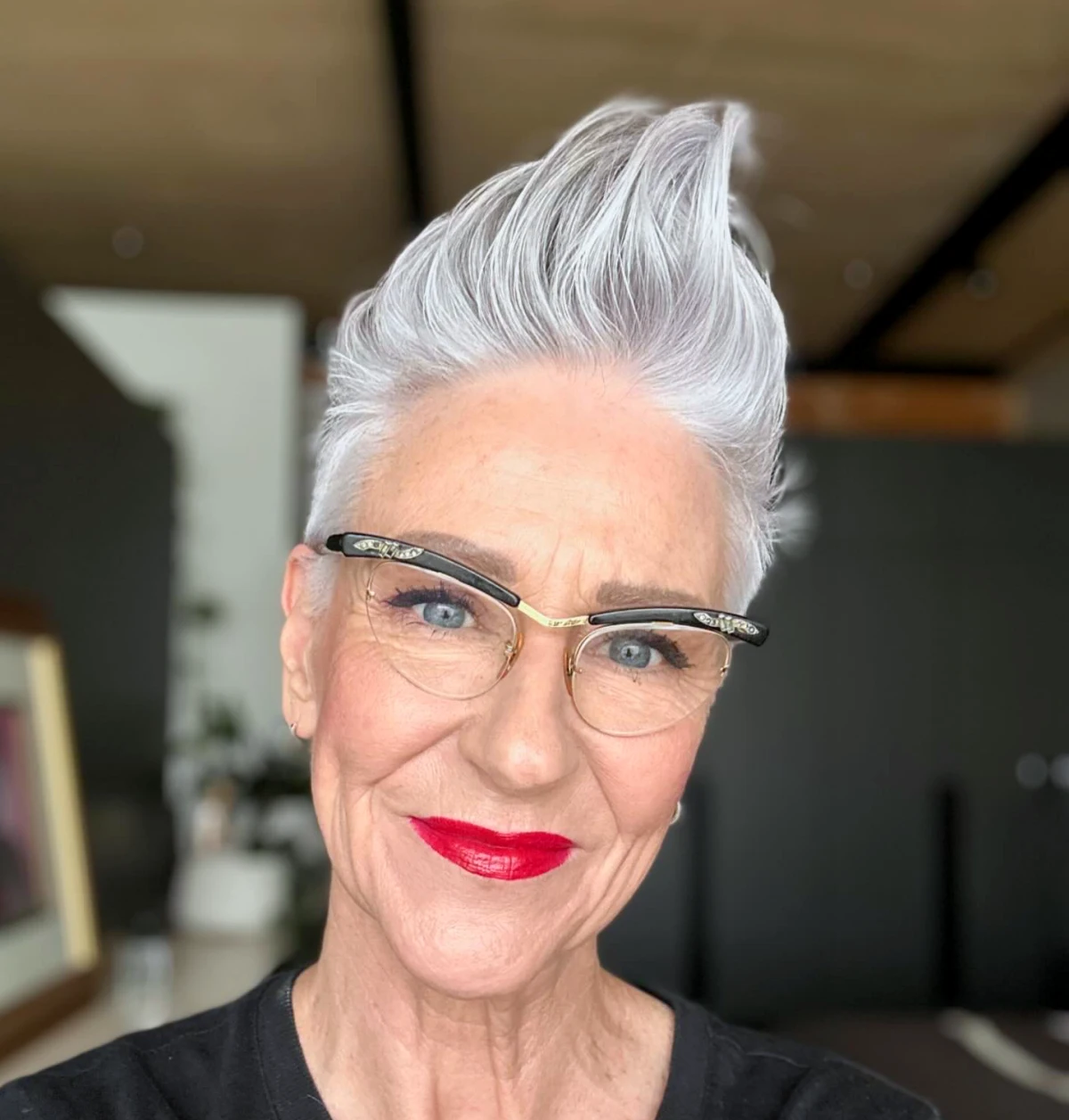 coupe pixie femme 60 ans cheveux blancs avec lunettes