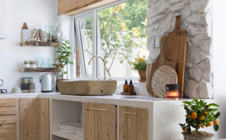 deco de cuisine en blanc et bois fenetre evier pierre naturelle meubles bois clair